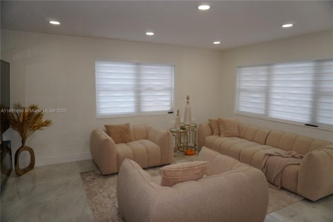 House in Miami, Florida 3 bedrooms, 119.84 sq.m. № 1949912 - photo 9