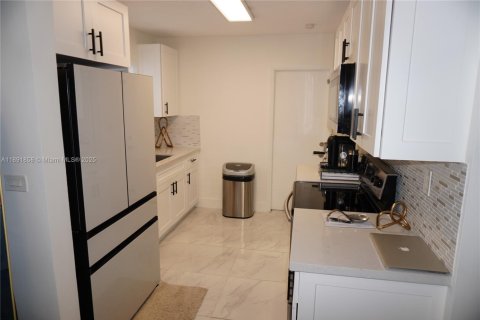 House in Miami, Florida 3 bedrooms, 119.84 sq.m. № 1949912 - photo 8