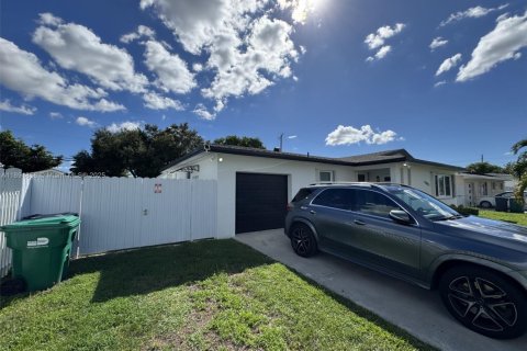 House in Miami, Florida 3 bedrooms, 119.84 sq.m. № 1949912 - photo 3