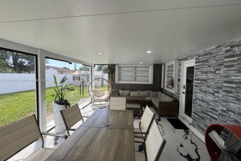 House in Miami, Florida 3 bedrooms, 119.84 sq.m. № 1949912 - photo 5