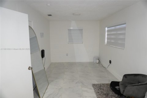 House in Miami, Florida 3 bedrooms, 119.84 sq.m. № 1949912 - photo 12
