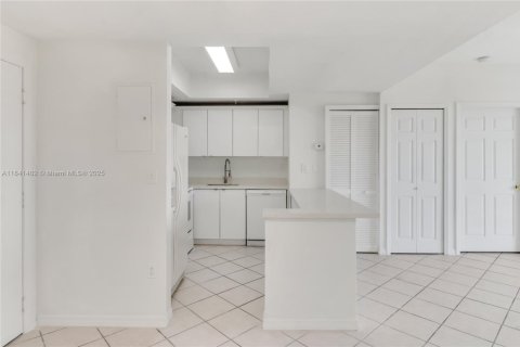 Снять в аренду кондоминиум в Майами, Флорида 2 спальни, 76.92м2, № 1846207 - фото 4