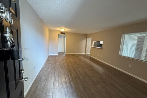 Снять в аренду квартиру в Майами, Флорида 1 спальня, 78.97м2, № 1957246 - фото 4