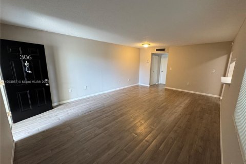 Снять в аренду квартиру в Майами, Флорида 1 спальня, 78.97м2, № 1957246 - фото 2