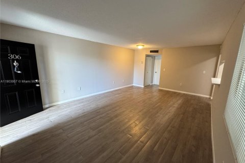 Снять в аренду квартиру в Майами, Флорида 1 спальня, 78.97м2, № 1957246 - фото 3