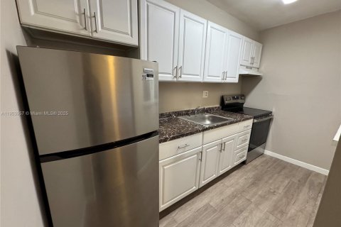 Снять в аренду квартиру в Майами, Флорида 1 спальня, 78.97м2, № 1957246 - фото 6