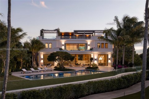 Villa ou maison à Miami Beach, Floride 7 chambres, 1158.49 m2 № 2270739