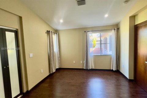 Снять в аренду таунхаус в Холливуд, Флорида 3 спальни, 162.39м2, № 1990899 - фото 25