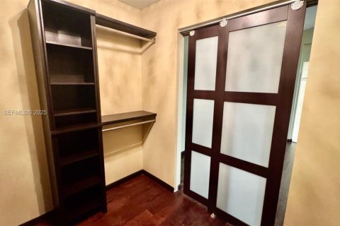 Снять в аренду таунхаус в Холливуд, Флорида 3 спальни, 162.39м2, № 1990899 - фото 28