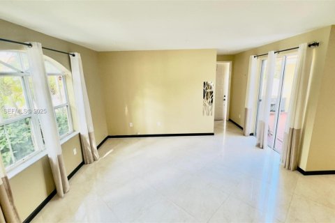 Снять в аренду таунхаус в Холливуд, Флорида 3 спальни, 162.39м2, № 1990899 - фото 13