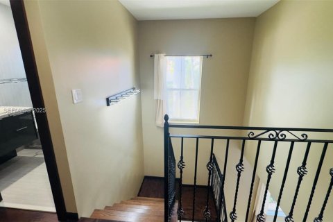 Снять в аренду таунхаус в Холливуд, Флорида 3 спальни, 162.39м2, № 1990899 - фото 18