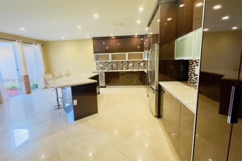 Снять в аренду таунхаус в Холливуд, Флорида 3 спальни, 162.39м2, № 1990899 - фото 10