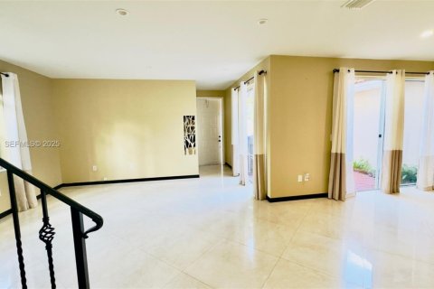 Снять в аренду таунхаус в Холливуд, Флорида 3 спальни, 162.39м2, № 1990899 - фото 12