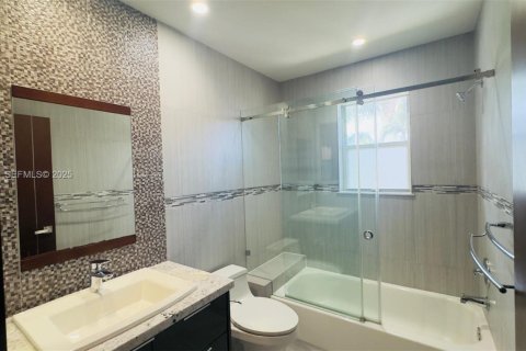 Снять в аренду таунхаус в Холливуд, Флорида 3 спальни, 162.39м2, № 1990899 - фото 21