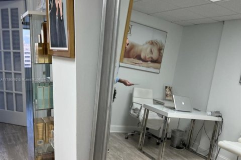 Propiedad comercial en venta en West Palm Beach, Florida № 1671157 - foto 4