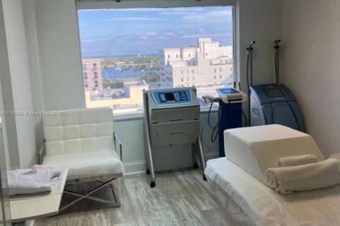 Propiedad comercial en venta en West Palm Beach, Florida № 1671157 - foto 11