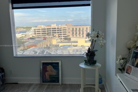 Propiedad comercial en venta en West Palm Beach, Florida № 1671157 - foto 9