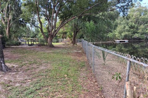 House in New Port Richey, Florida 3 bedrooms, 202.62 sq.m. № 2157371 - photo 15