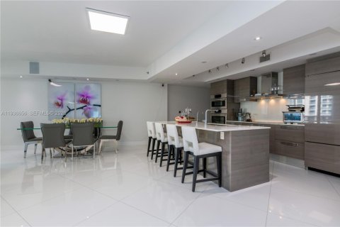Купить кондоминиум в Санни-Айлс-Бич, Флорида 2 спальни, 175.21м2, № 2054461 - фото 6