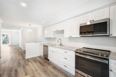 Condo in Saint Petersburg, Florida, 2 bedrooms  № 1906832 - photo 19