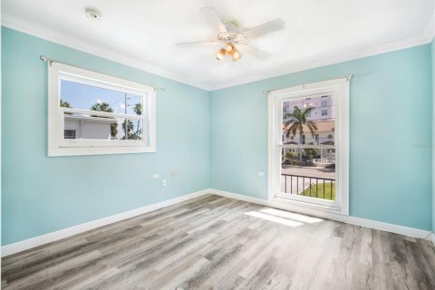 Condo in Saint Petersburg, Florida, 2 bedrooms  № 1906832 - photo 11