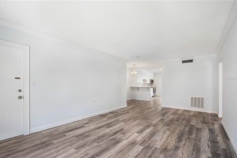 Condo in Saint Petersburg, Florida, 2 bedrooms  № 1906832 - photo 9