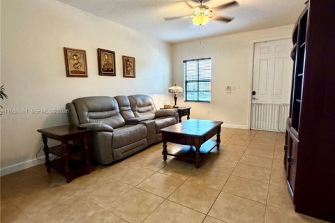 Townhouse in Cutler Bay, Florida 3 bedrooms, 166.02 sq.m. № 2010181 - photo 14