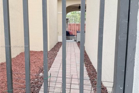 Townhouse in Cutler Bay, Florida 3 bedrooms, 166.02 sq.m. № 2010181 - photo 5