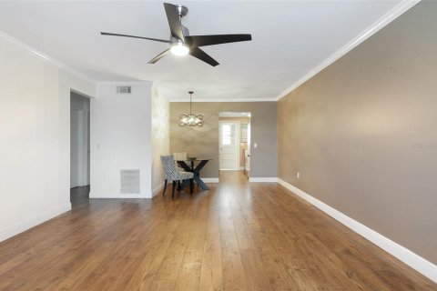 Condo in Saint Petersburg, Florida, 2 bedrooms  № 1740579 - photo 9