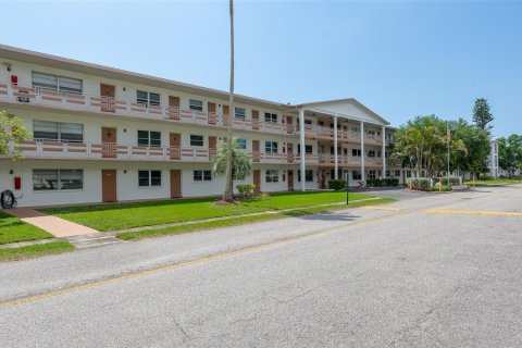 Condo in Saint Petersburg, Florida, 2 bedrooms  № 1740579 - photo 28