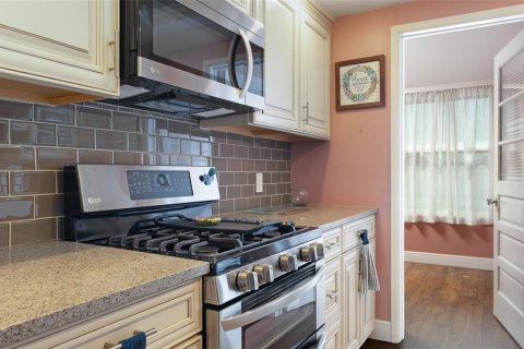 Condo in Saint Petersburg, Florida, 2 bedrooms  № 1740579 - photo 11