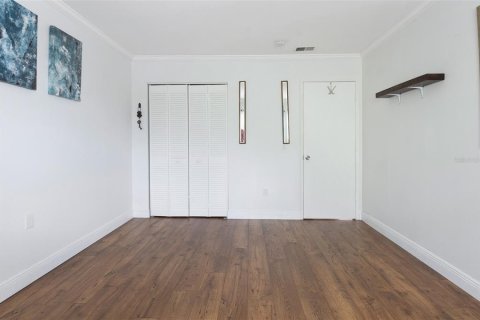 Condo in Saint Petersburg, Florida, 2 bedrooms  № 1740579 - photo 25