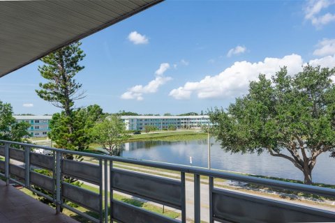 Condo in Saint Petersburg, Florida, 2 bedrooms  № 1740579 - photo 29