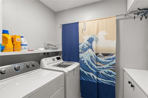 House in Miami, Florida 3 bedrooms, 193.98 sq.m. № 1743986 - photo 29
