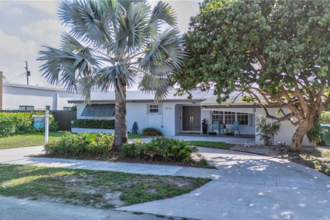 House in Miami, Florida 3 bedrooms, 193.98 sq.m. № 1743986 - photo 4