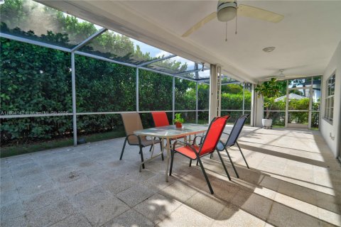 House in Miami, Florida 3 bedrooms, 193.98 sq.m. № 1743986 - photo 16