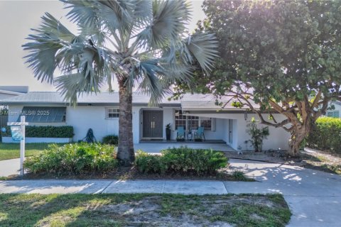 House in Miami, Florida 3 bedrooms, 193.98 sq.m. № 1743986 - photo 1