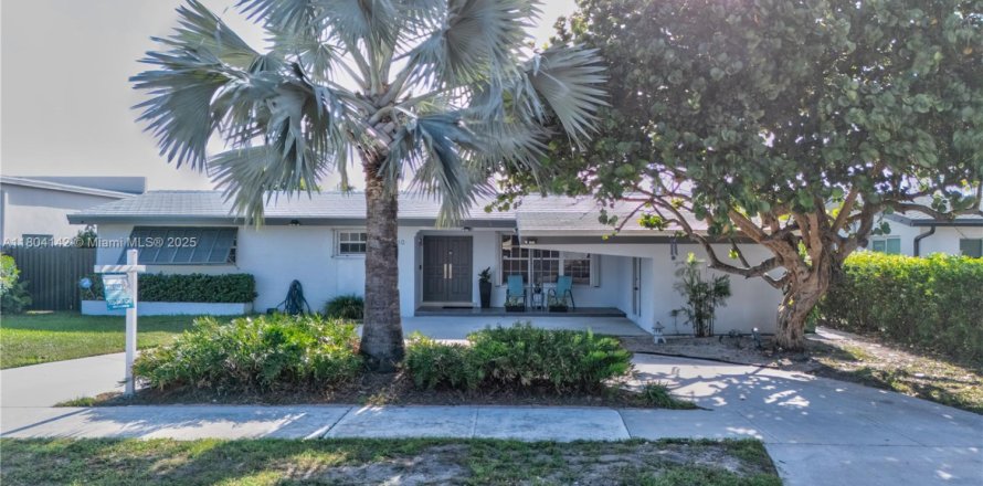 House in Miami, Florida 3 bedrooms, 193.98 sq.m. № 1743986