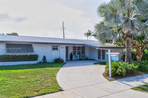 House in Miami, Florida 3 bedrooms, 193.98 sq.m. № 1743986 - photo 2