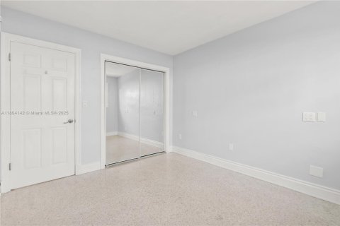House in Miami, Florida 3 bedrooms, 193.98 sq.m. № 1743986 - photo 27