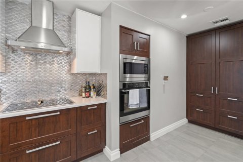 House in Miami, Florida 3 bedrooms, 193.98 sq.m. № 1743986 - photo 11