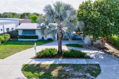 House in Miami, Florida 3 bedrooms, 193.98 sq.m. № 1743986 - photo 3
