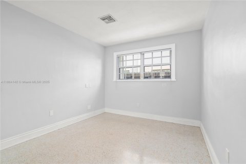 House in Miami, Florida 3 bedrooms, 193.98 sq.m. № 1743986 - photo 26