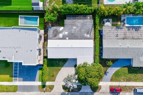 House in Miami, Florida 3 bedrooms, 193.98 sq.m. № 1743986 - photo 30