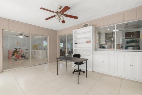 House in Miami, Florida 3 bedrooms, 193.98 sq.m. № 1743986 - photo 19