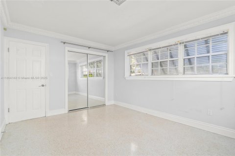 House in Miami, Florida 3 bedrooms, 193.98 sq.m. № 1743986 - photo 24