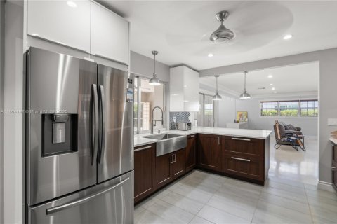 House in Miami, Florida 3 bedrooms, 193.98 sq.m. № 1743986 - photo 12