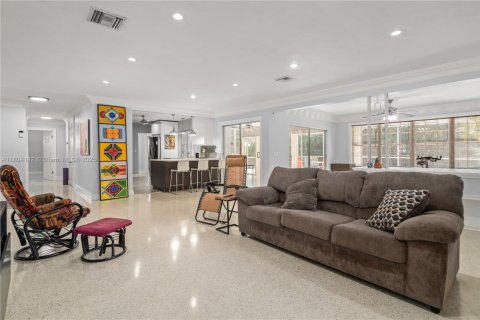 House in Miami, Florida 3 bedrooms, 193.98 sq.m. № 1743986 - photo 9