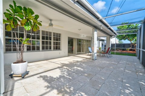 House in Miami, Florida 3 bedrooms, 193.98 sq.m. № 1743986 - photo 18