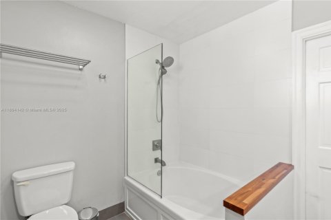 House in Miami, Florida 3 bedrooms, 193.98 sq.m. № 1743986 - photo 28